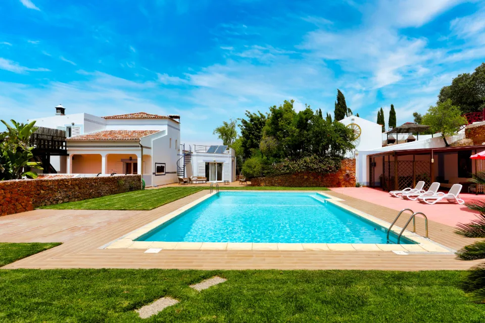 Villa T9 Exclusiva em Ferragudo com Alto Potencial de Rendimento